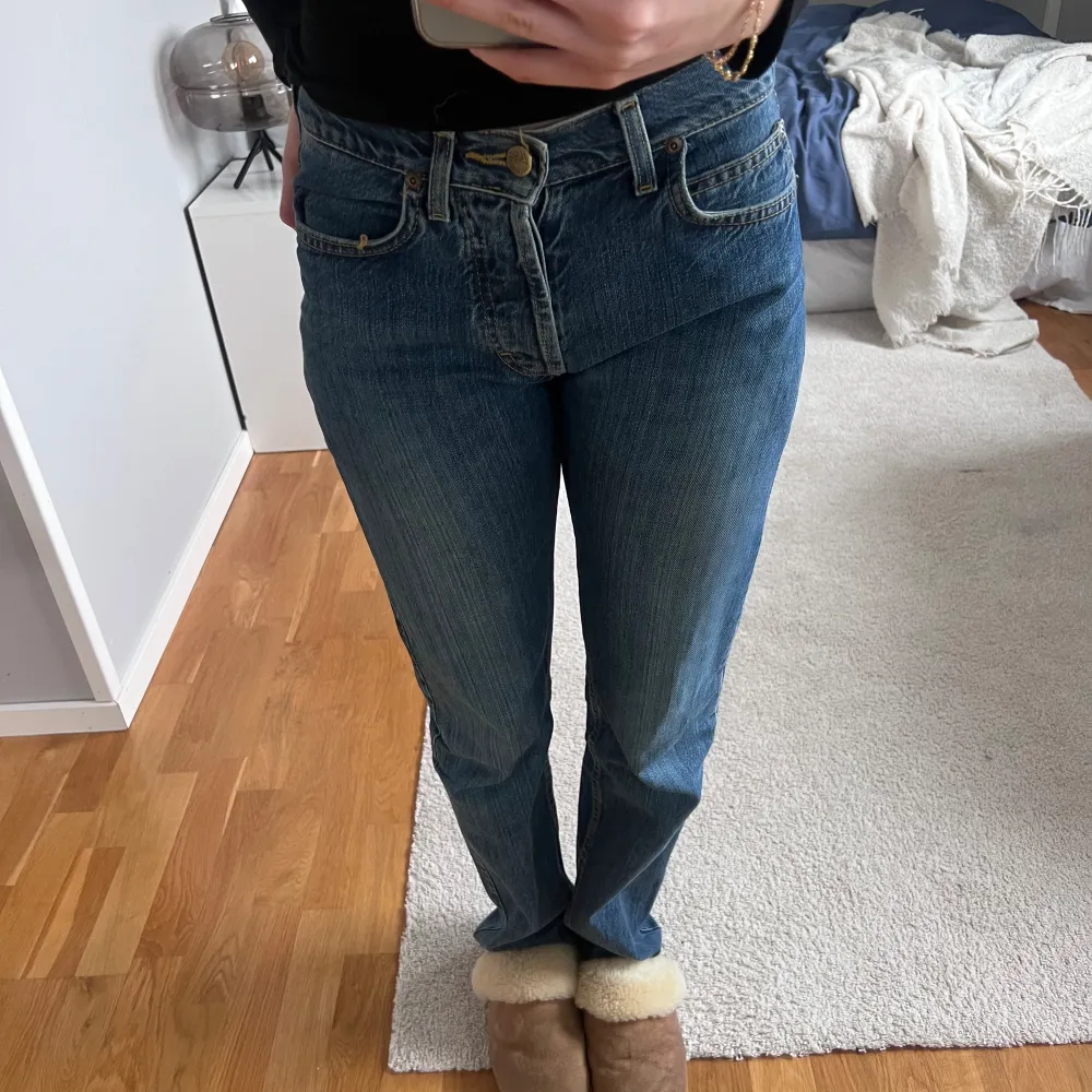 Skit snygga lågmidjade raka lee jeans  Köpt second hand Bra längd om inte lite för långa för mig som är 174 Innerbenslängd:84cm. Jeans & Byxor.