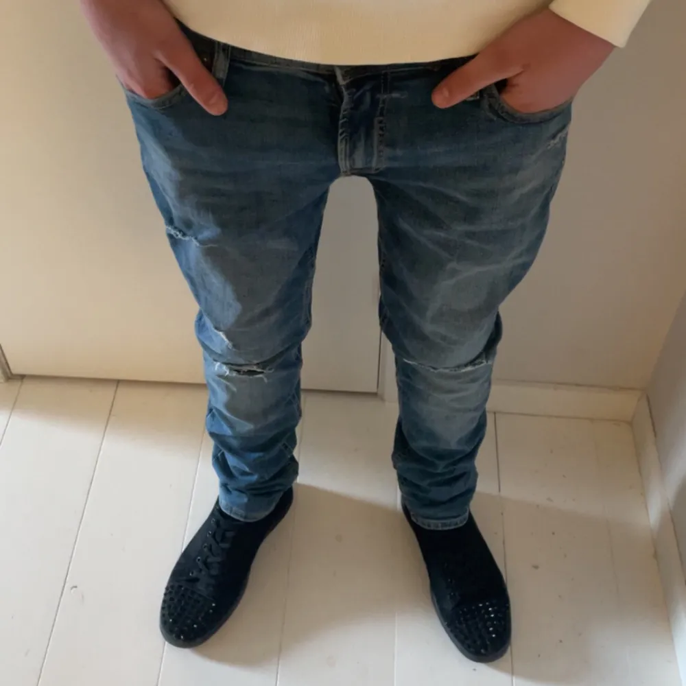 Otroligt feta Jeans från Jack & Jones med snygga slitningar i 9/10 sick 🤩 Modellen är 185cm och väger ca 66 kg.  Hör av er vid minsta fundering 💭 . Jeans & Byxor.