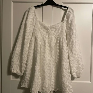 Studentklänning  - Ida Carlsson x NA-KD från förra året i storlek 36. Säljer på grund av att jag valde en annan klänning till studenten. 9900kr. Perfekt till studenten!🥳😇🫶