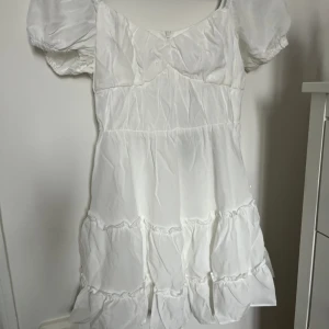 Vit klänning  - Stork xs, prislappen är kvar då jag inte använt den, 
