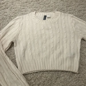 Stickad ny tröja - Aldrig använd! Jätte fin stickade tröja med mönster i en kortare modell