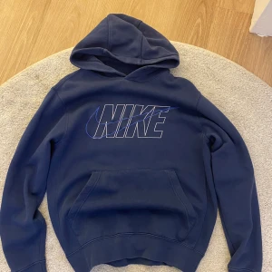 Vintage Nike hoodie  - Jätte fin Nike hoodie köppt från Vinted. Har en liten fläck på luvan som var där när jag köppte den med. Bra skick! Köppte den för ca 300 kr 
