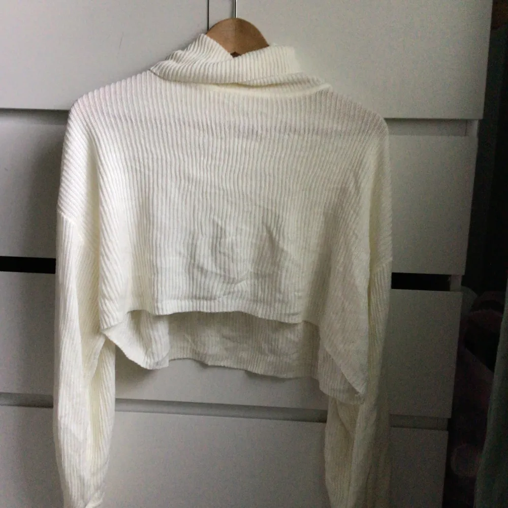 Långärmad croppad vit stickad tröja med turtleneck från h&m. Neuleet.