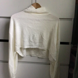 Croppad vit stickad tröja  - Långärmad croppad vit stickad tröja med turtleneck från h&m