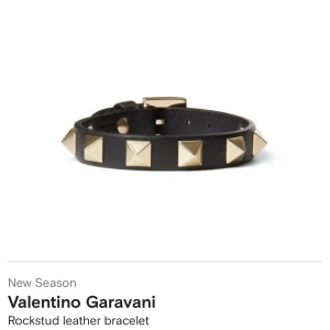 Valentino armband  - Säljer nu mitt valentino armband, säljer vid väldigt bra pris då jag vill bli av med det samt defekter, skriv vid fler frågor🩷