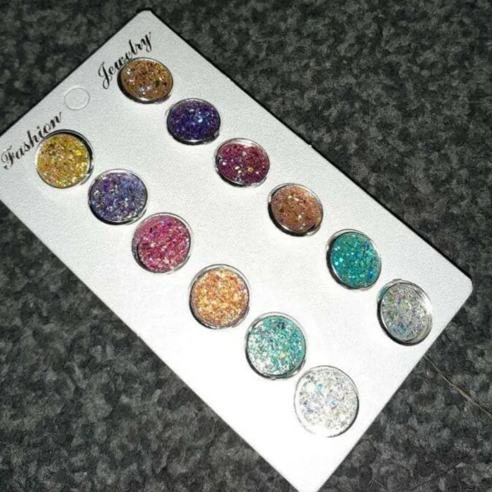 6 par örhängen i olika färger med glitter i nyskick ⭐️ använd ”köp nu”. 18/3-2024. Accessoarer.
