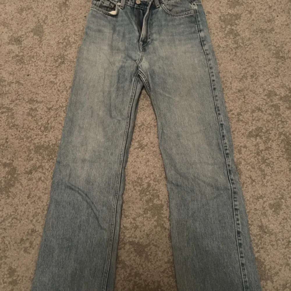 Blåa jeans från Weekday i storlek 26/30 Skick 9/10. Jeans & Byxor.