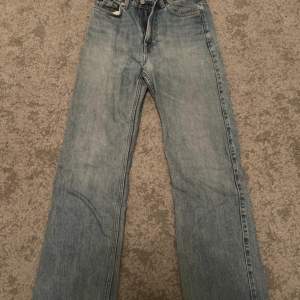 Blåa jeans från Weekday i storlek 26/30 Skick 9/10