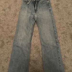 Blåa jeans från Weekday i storlek 26/30 Skick 9/10