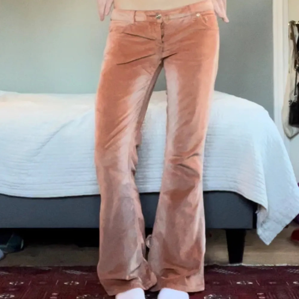 Svin cola manchesterbyxor från Urban outfitters. Low waist bootcut med snygg tvätt.  Har ett inlägg med dessa, lägger ut dessa för att man ska se de på!. Jeans & Byxor.