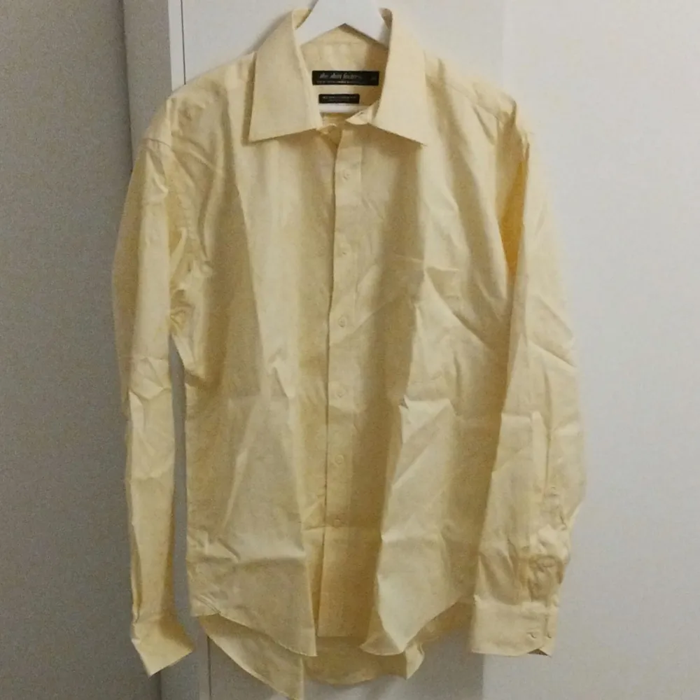 Gul TSF skjorta. Max använd 1 eller 2 ggr. Storlek: 41. Skjortor.