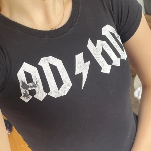 AC/DC tröja -  Säljer min ikoniska AD/HD tröja som är något för liten. Är egentligen för barn i åldern 3-4 men sitter som en cool crop-top för storlekarna 32-34. 💞