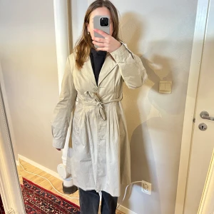Trenchcoat  - Snygg och stilren trenchcoat som är perfekt till våren