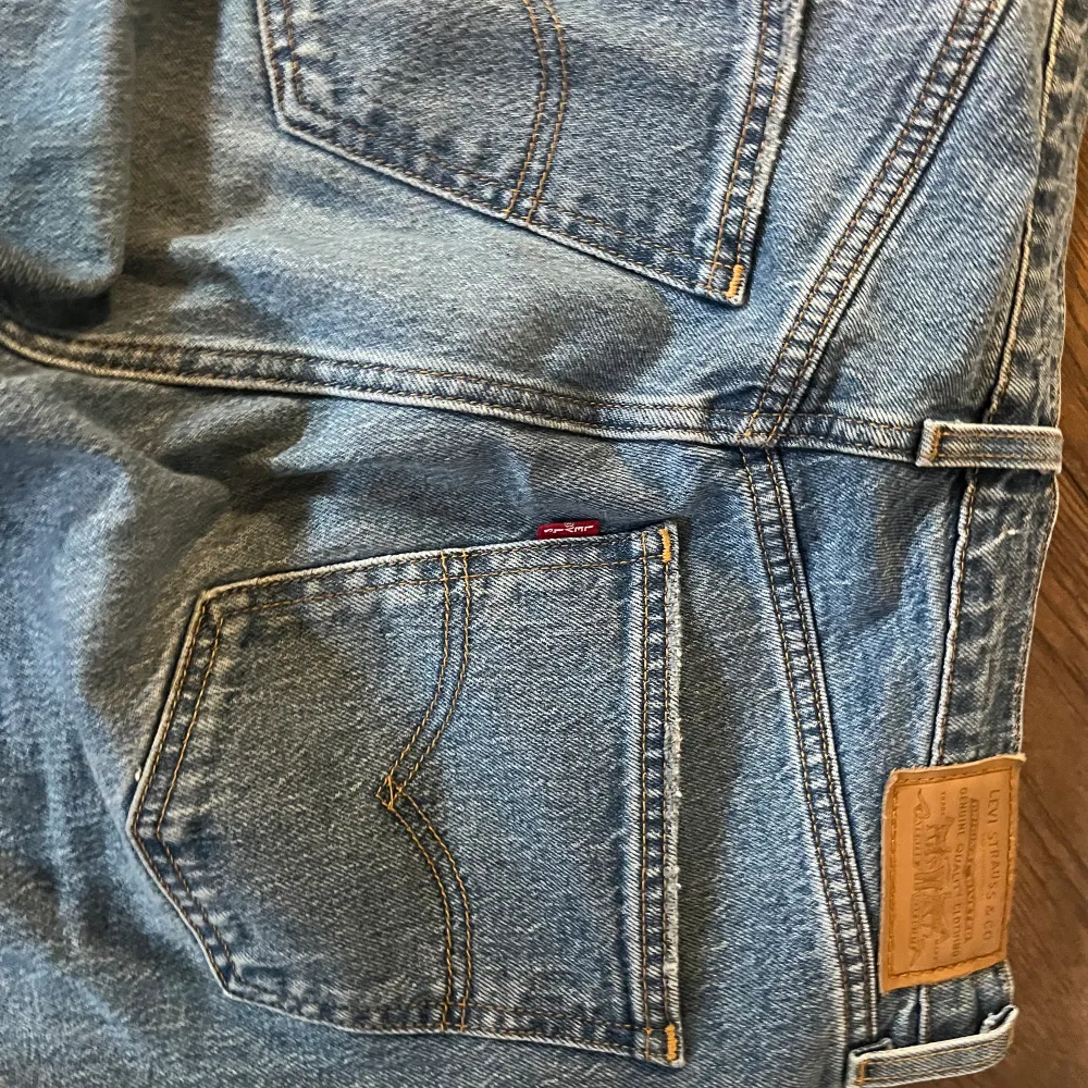 Snygga blåa jeans från Levis Med högmidja (70s HIGH FLARE)  Byxorna är långa och bra för mig som är 174cm är de perfekta! Byxorna är lite smutsiga längst ner på benet (se sista bilden)Hör av dig om du vill ha mer bilder eller vid andra frågor . Jeans & Byxor.