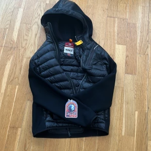 Parajumper cardigan  - Säljer då den ör förliten, passar xs/s! Nypris : 3899! Mittpris 1699! Kan gå ner i pris vid snabb affär! Skicka 8/10