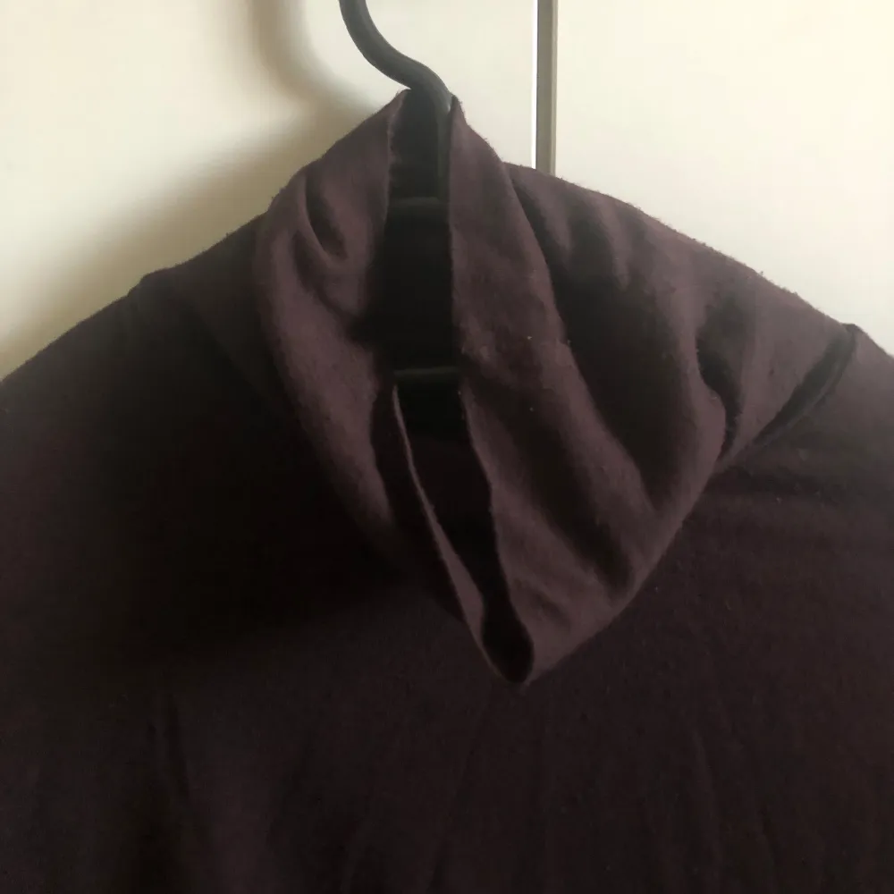 Säljer denna bruna tröjan då den aldrig kommer till användning💗💗 OBS! Se bild 3 eftersom tröjan är väldigt genomskinlig 🤎  Kommer tyvärr inte ihåg vart jag köpte den från 😭😭❤️. Skjortor.