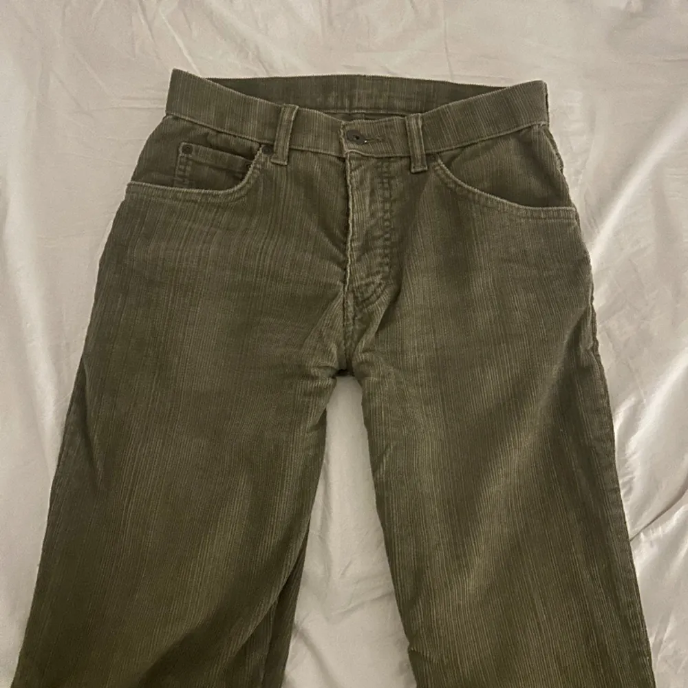 Ett par gröna jeans i storlek 36. . Jeans & Byxor.