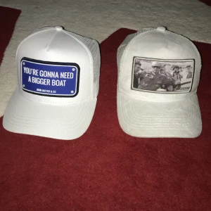 Snygga o trendiga kepsar! - John hatten kepsen är oanvänd, så den är i topp form och Maggiore kepsen är lite mer använd men fortfarande i bra skick!!🍾