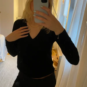 V-ringad tröja  - Finstickad V- ringad tröja som inte kommer till användning 