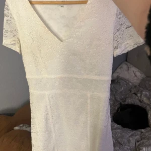 Vit klänning  - Säljer min ursnygga klänning som jag hade på min konfirmation men nu kommer den inte komma t någon användning längre😇 Den e använd bara 2 gånger så skicket e som nytt🫶🏻passar perfekt t studenten! 