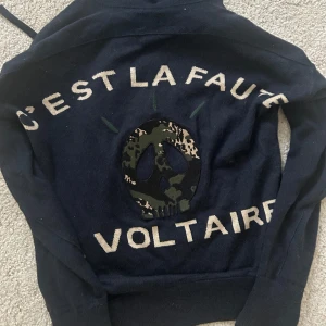 Zadig zip - Säljer denna så fina marinblå ziphoodien från zadig💞