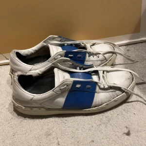 Valentino skor - Valentino opens, skorna är väll använda. Storlek 43 men passar 44 då dem är stora i storlek. Kvitto finns. Hör av er vid funderingar! 