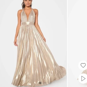 Balklänning  - otroligt fin balklänning som jag tyvärr aldrig fick användning för då jag aldrig gick balen, prislappen är kvar!!  Köpte min för 1600kr men säljer nu för halva priset!! Ljus champnage/guld färg men fin öppen rygg 💓  Priset kan diskuteras 