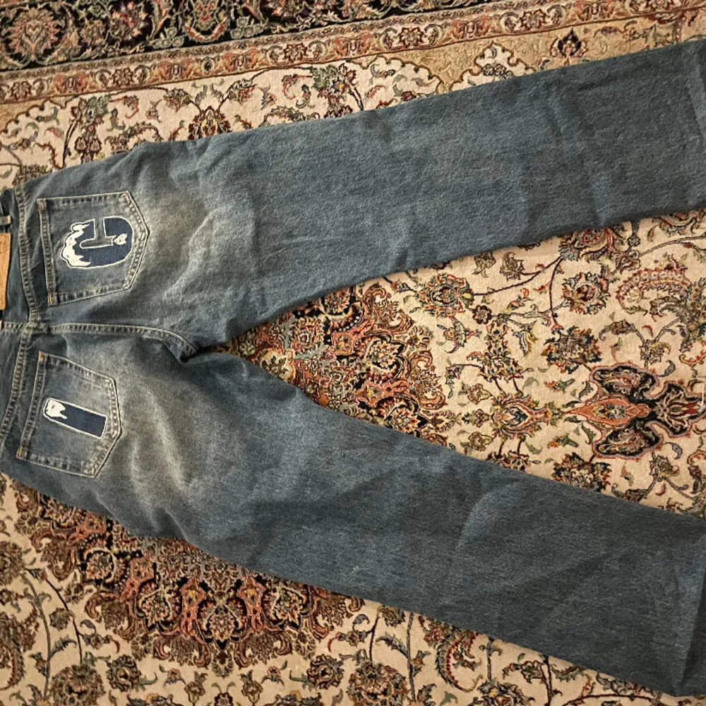 Säljer dessa Billionaire Boys Club Running dog jeans som jag köpte för några månader sedan från Size? Jeansen har bara använts 2 gånger så de är i toppskick!💖 Nypris är 1400k🤗 Midjemått tvärsöver: 38cm  Innerbenslängd: 78cm. Jeans & Byxor.