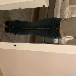 Bootcut jeans - Säljer dessa bootcut jeans från stradivarius. Har endast använts en gång, är alltså i nyskick (därav pris). Köptes för ca 400kr.