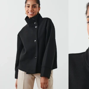 Kort kappa - Kort svart kappa från gina, sparsamt använd ❤️❤️ 