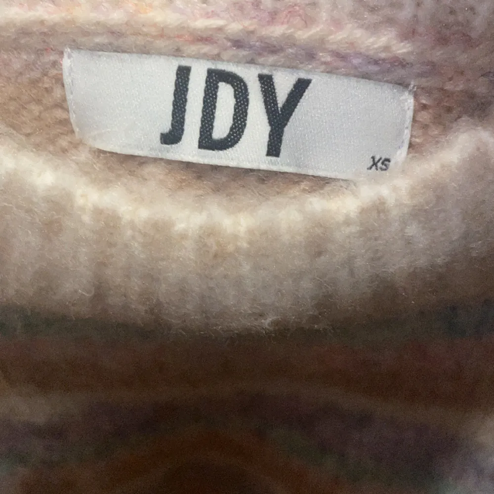 Superfin stickad tröja från märket JDY, använd kanske 2 gånger. . Stickat.