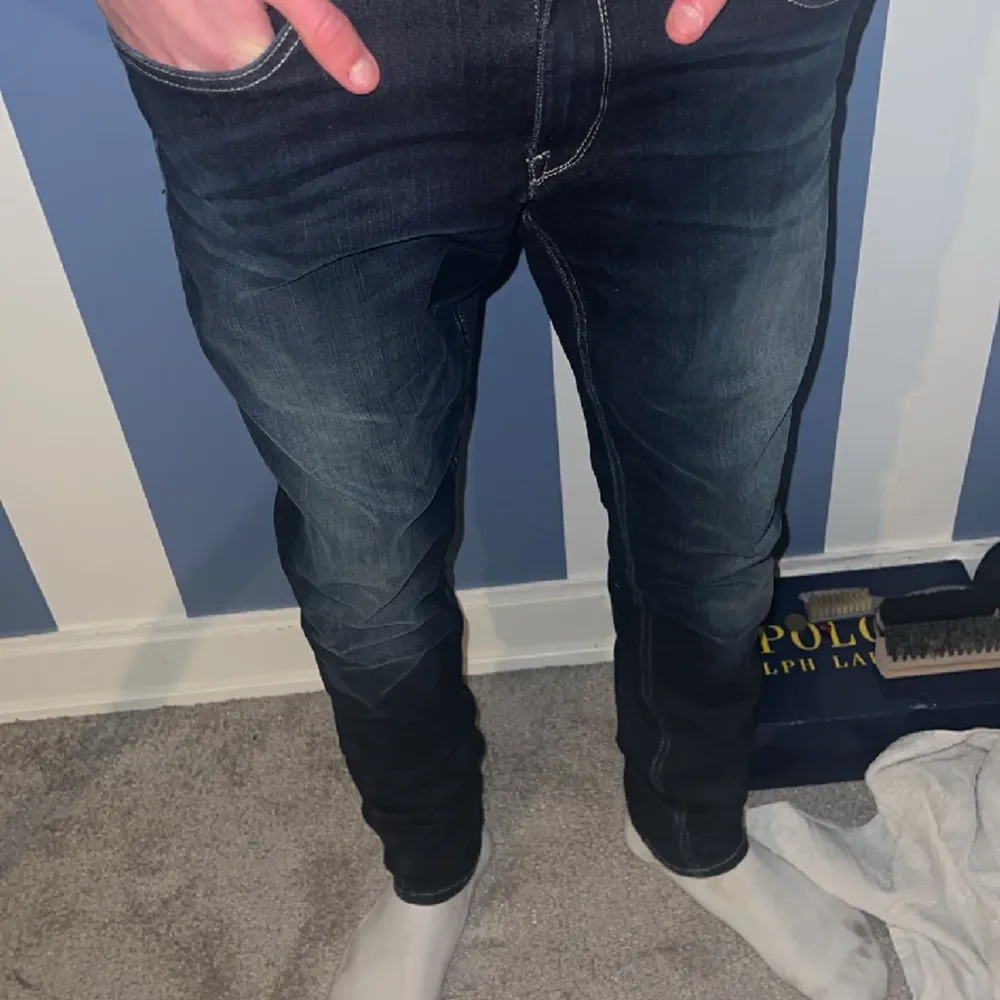 Detta är ett par jättesnygga Replay jeans i storlek 16y. Modellen är 186 cm och väger 66kg och jeansen sitter perfekt på honom. Tveka inte på att höra av er vid funderingar. Jeans & Byxor.