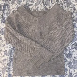Fin stickad tröja från Gina tricot. Några små defekter därav priset! Skriv för fler bilder och tröjan tvättas innan den skickas!
