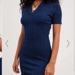 Blå klänning - Mörkblå klänning från Nakd. Oanvänd. Storlek L.