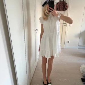 Studentklänning  - Superfin klänning med volanger som jag tänkte ha till studenten men köpte en annan istället💕 köpt på en marknad i paris och det står tyvärr inget märke i den:(