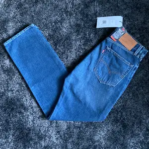 Levi’s jeans i modellen 551 Z. Jeansen är helt nya och har prislapp kvar. Nypris är cirka 1300kr men vårat pris är 499kr. Hör av er om ni har några frågor!