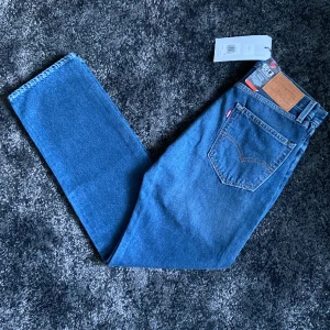 Levis jeans - Levi’s jeans i modellen 551 Z. Jeansen är helt nya och har prislapp kvar. Nypris är cirka 1300kr men vårat pris är 499kr. Hör av er om ni har några frågor!