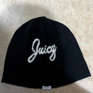 Juicy Couture mössa - Äkta juicy couture mössa, använd aldrig. Fin glittrig vit text, ” Juicy”. En storlek 