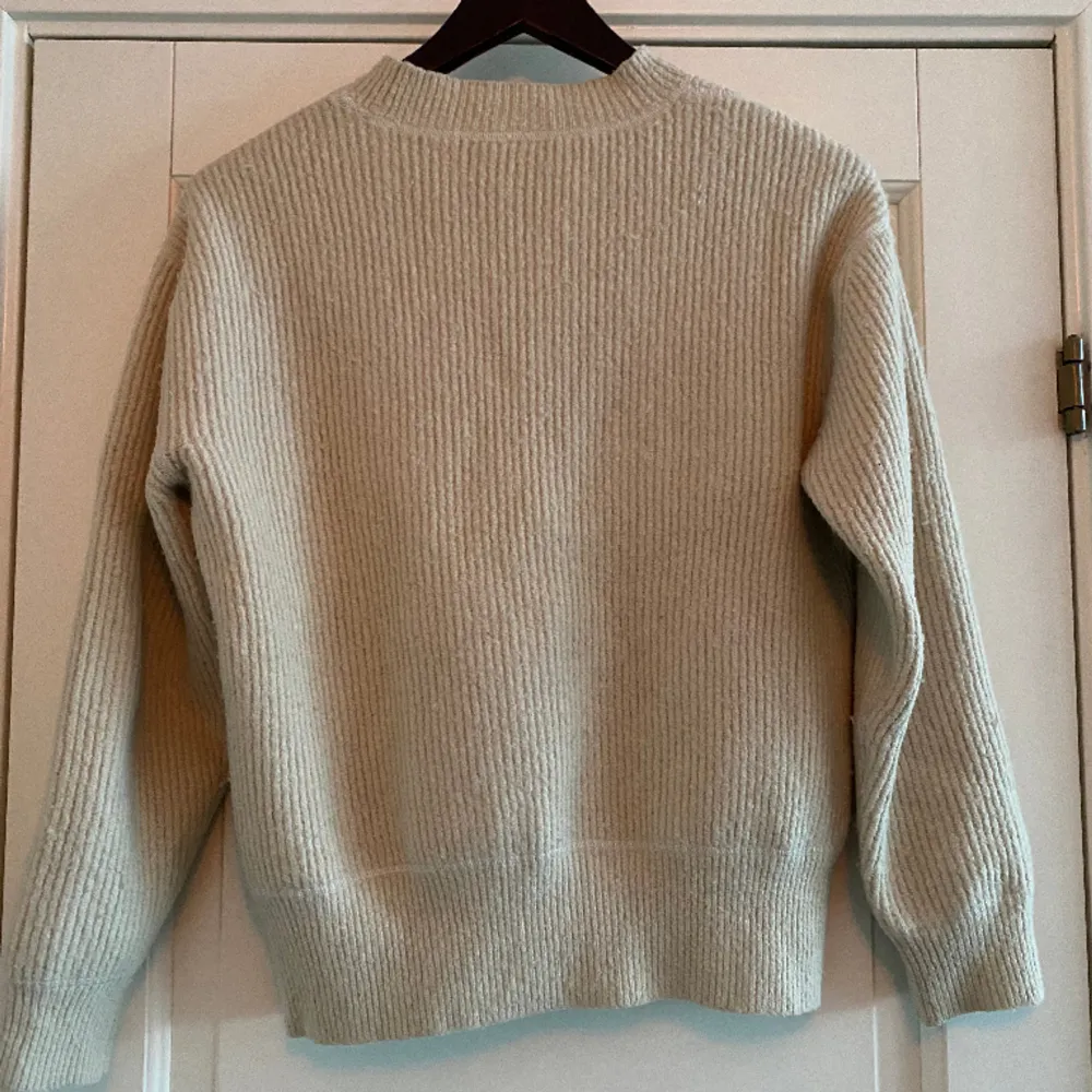 En väl-använd beige stickad tröja från Weekday. Snygg passform, storlek S. Tröjor & Koftor.