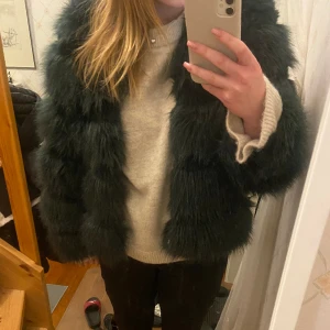 Grön päls jacka  - Svin snygg jacka köpt på sellpy, endast använd en gång😻💕kan även mötas upp på bestämd plats i Stockholm💕många intresserade=budgivning💗tryck gärna på köp nu
