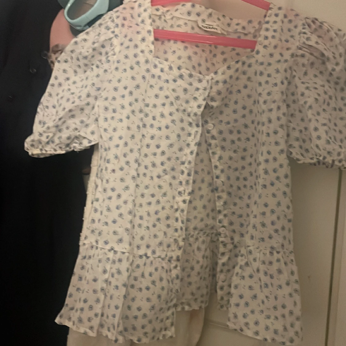 Tröja med blommig dekoration 