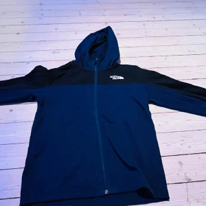 North face zip  - Hallå! Säljer min The north face zip hoodie,endast prövad ett par gånger skick 8/10 Priset kan förhandlas  Storlek: 158/164 Ungefär XS 