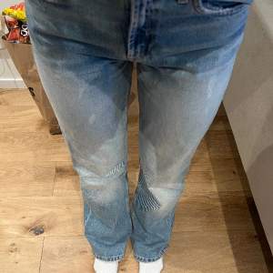Säljer dessa jeans ifrån ZARA i storlek 36. I modellen Wide Leg, medelhög midja, full length. Artikelnummer: 6045/129 i färgen ljusblå. Använda 1 gång, så som nya.