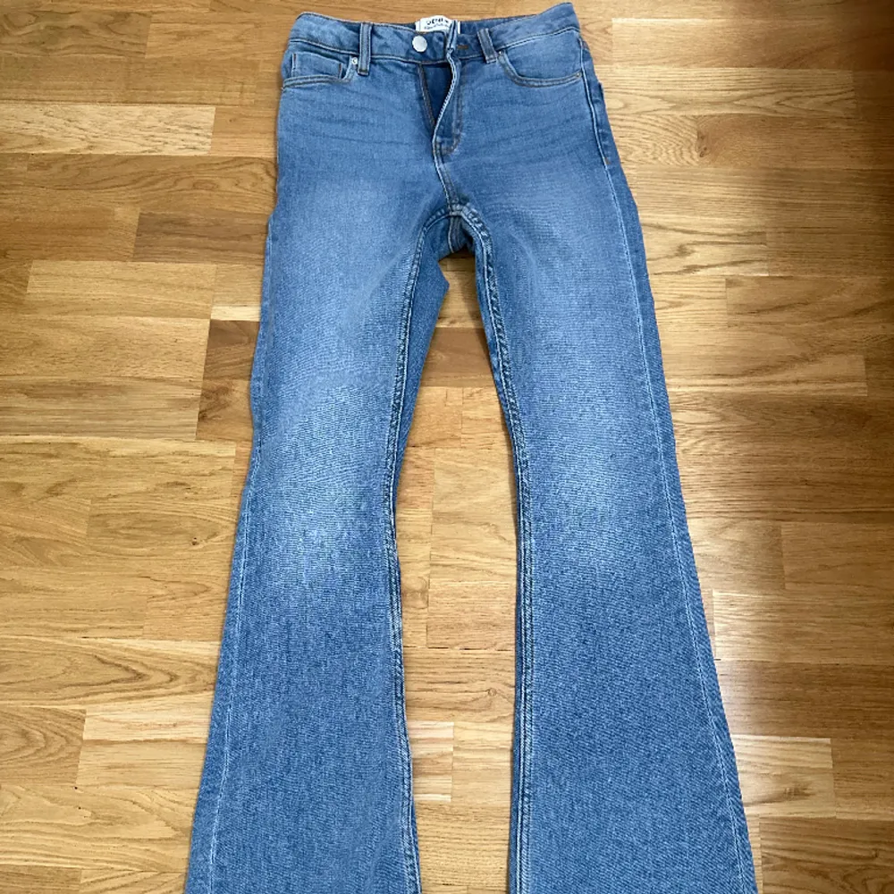 Bootcut jeans. Helt nya. Köpta från ASOS. Storlek 34. Der stretchiga och sitter snyggt. Medelhög midja. Säljer då de inte kommer till användning . Jeans & Byxor.