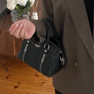 Zadig väska - Populär väska ifrån zadig😍 rymlig och snygg, kommer med ett långt band, dustbag. Köpt i zadig butiken i Stockholm🫶🏼