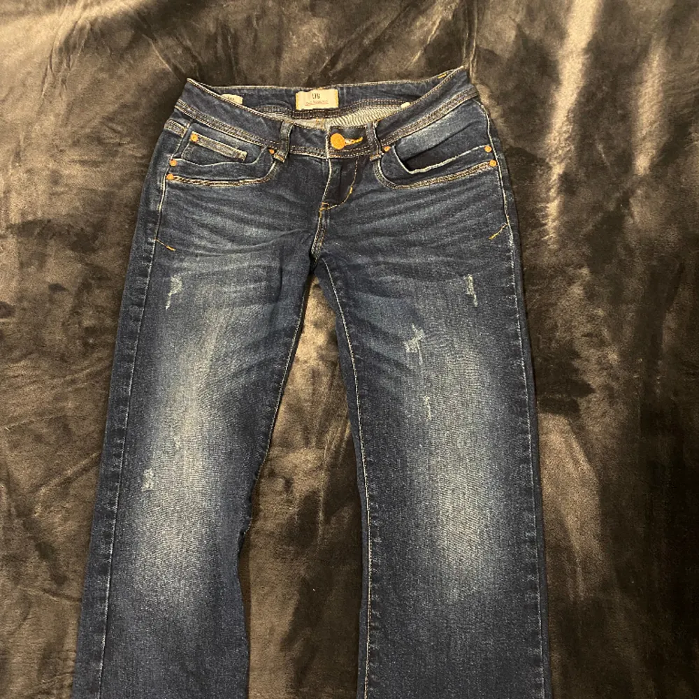 Lågmidjade ltb jeans , mörkblåa. Ser lite gråa ut på bilden men sök på märkblå med slitningar ltb så kommer dom upp. Har tagit ner sömmen där nere som syns på bild. Så snygga . Jeans & Byxor.