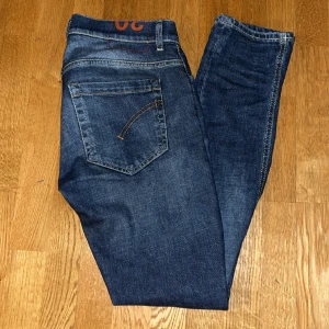 Dondup jeans - Säljer dessa riktigt schyssta dondup jeans i storlek 30. Jeansen är i ett väldigt bra skick utan några som helst skador eller deffekter. Nypris: 3300. Skriv för fler bilder eller om ni har några frågor. 