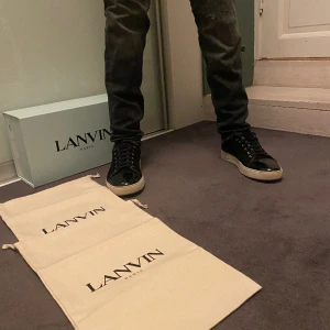 Lanvin skor - Riktigt snygga lanvin skor. Skick:9 av 10 Storlek:41,5 men är stora i storleken så passar upptill 42,5 och om man lägger till en sula så pasar den i storleken 40,5 också! Box och allt medkommer! Kom i DM vid minsta fundering//Tack på förhand😀