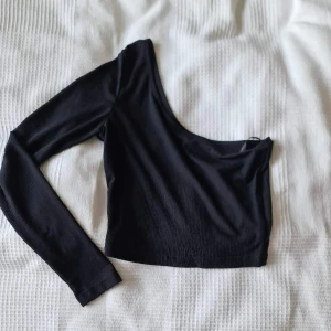One-shoulder topp - Aldrig använd. Är något genomskinlig. Från shein. 