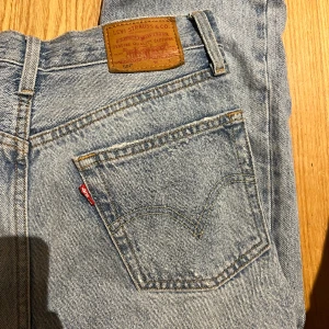 Levi’s 501 - Ljusblå Levis 501, storlek W27 L28. Knapp-stängning i gylfen. Säljes pga för små för mig. I princip oanvända.